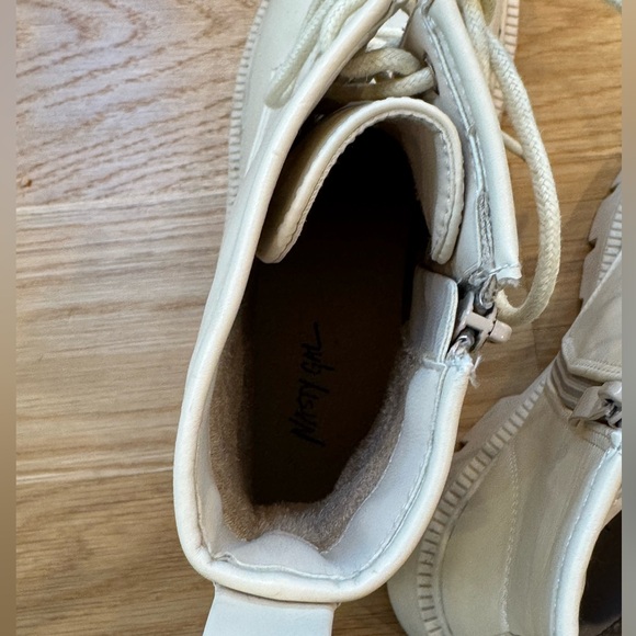 Nasty Gal Size 38/7 Off White Cream Lace-up biker combat Boots - Picture 11 of 12